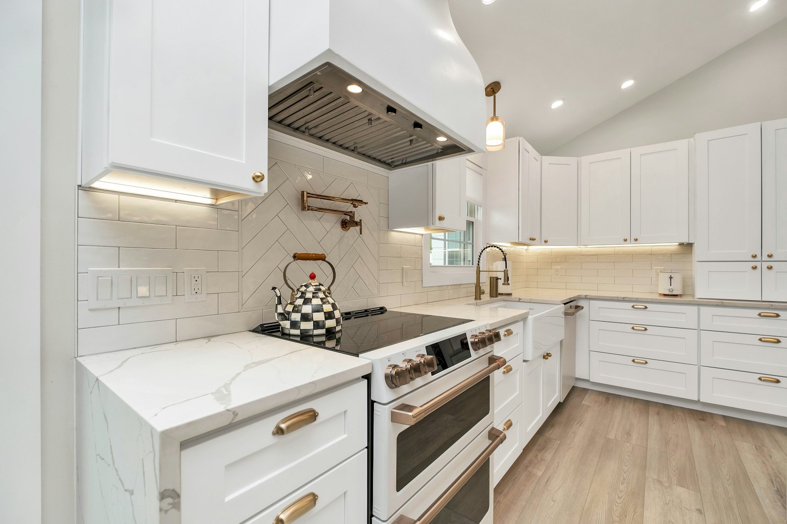 White kitchen cabinets